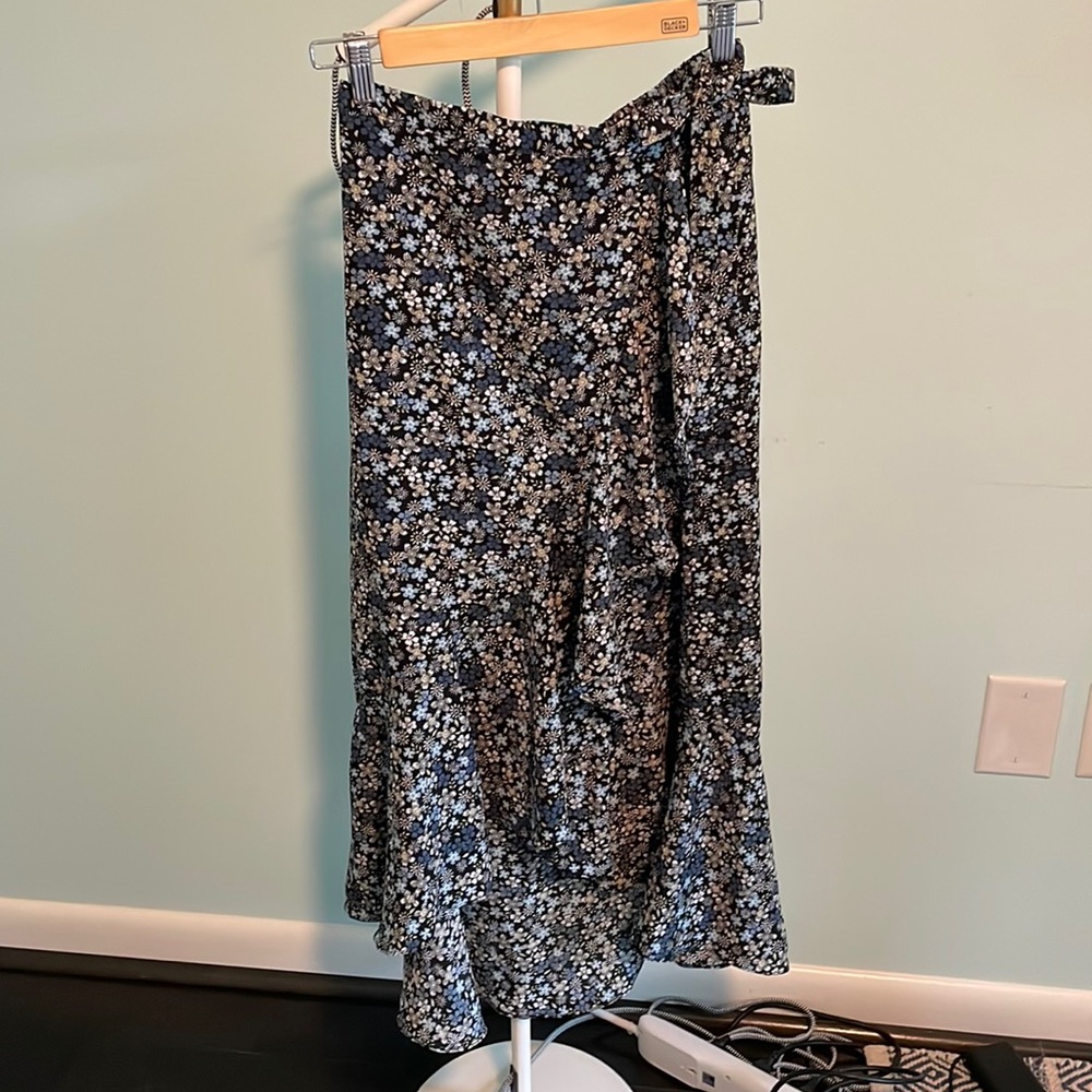 Beautiful Max Studio Maxi Ruffle Skirt W/Tie